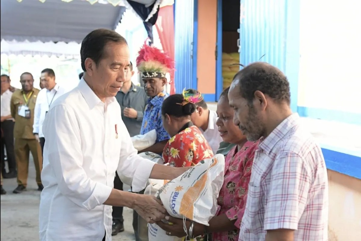 Presiden Jokowi Bagikan Beras ke Keluarga di Papua